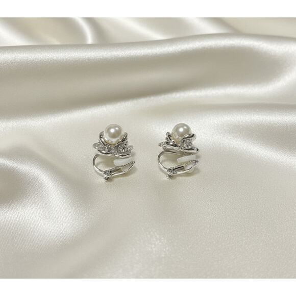 Clip on 1/2" small silver and white pearl flower button style earrings - Picture 2 of 4